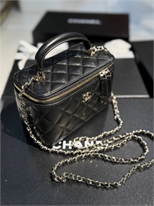 {{productViewItem.photos[photoViewList.activeNavIndex].Alt || productViewItem.photos[photoViewList.activeNavIndex].Description || 'Сумка CHANEL'}}
