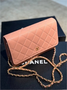 {{productViewItem.photos[photoViewList.activeNavIndex].Alt || productViewItem.photos[photoViewList.activeNavIndex].Description || 'Сумка CHANEL'}}