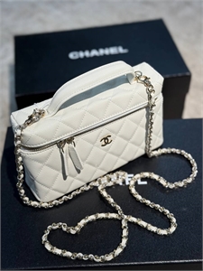 {{productViewItem.photos[photoViewList.activeNavIndex].Alt || productViewItem.photos[photoViewList.activeNavIndex].Description || 'Сумка CHANEL'}}