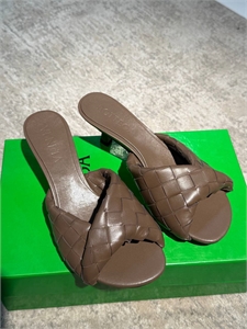 {{productViewItem.photos[photoViewList.activeNavIndex].Alt || productViewItem.photos[photoViewList.activeNavIndex].Description || 'Босоножки BOTTEGA VENETA'}}