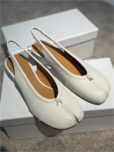 {{productViewItem.photos[photoViewList.activeNavIndex].Alt || productViewItem.photos[photoViewList.activeNavIndex].Description || 'Балетки MAISON MARGIELA'}}