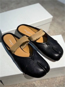 {{productViewItem.photos[photoViewList.activeNavIndex].Alt || productViewItem.photos[photoViewList.activeNavIndex].Description || 'Мюли MAISON MARGIELA'}}
