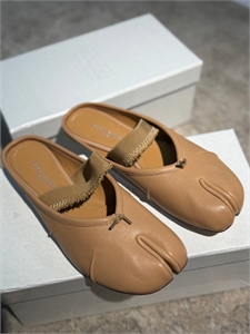 {{productViewItem.photos[photoViewList.activeNavIndex].Alt || productViewItem.photos[photoViewList.activeNavIndex].Description || 'Мюли MAISON MARGIELA'}}