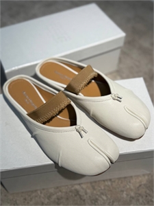 {{productViewItem.photos[photoViewList.activeNavIndex].Alt || productViewItem.photos[photoViewList.activeNavIndex].Description || 'Мюли MAISON MARGIELA'}}