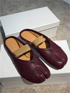 {{productViewItem.photos[photoViewList.activeNavIndex].Alt || productViewItem.photos[photoViewList.activeNavIndex].Description || 'Мюли MAISON MARGIELA'}}
