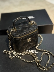 {{productViewItem.photos[photoViewList.activeNavIndex].Alt || productViewItem.photos[photoViewList.activeNavIndex].Description || 'Сумка CHANEL'}}