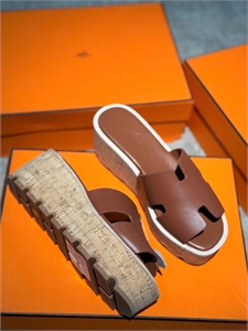 {{productViewItem.photos[photoViewList.activeNavIndex].Alt || productViewItem.photos[photoViewList.activeNavIndex].Description || 'Тапочки HERMES'}}