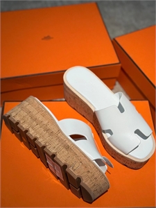 {{productViewItem.photos[photoViewList.activeNavIndex].Alt || productViewItem.photos[photoViewList.activeNavIndex].Description || 'Тапочки HERMES'}}