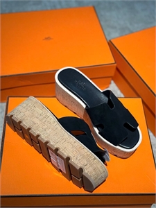 {{productViewItem.photos[photoViewList.activeNavIndex].Alt || productViewItem.photos[photoViewList.activeNavIndex].Description || 'Тапочки HERMES'}}