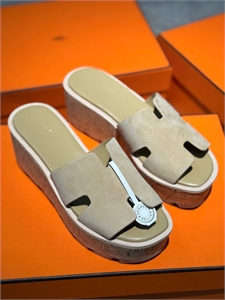{{productViewItem.photos[photoViewList.activeNavIndex].Alt || productViewItem.photos[photoViewList.activeNavIndex].Description || 'Тапочки HERMES'}}