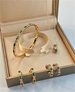 {{productViewItem.photos[photoViewList.activeNavIndex].Alt || productViewItem.photos[photoViewList.activeNavIndex].Description || 'Серьги BVLGARI 2,3 см'}}