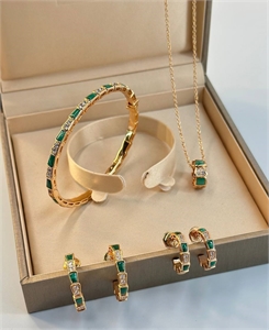 {{productViewItem.photos[photoViewList.activeNavIndex].Alt || productViewItem.photos[photoViewList.activeNavIndex].Description || 'Серьги BVLGARI 1,7 см'}}