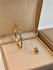 {{productViewItem.photos[photoViewList.activeNavIndex].Alt || productViewItem.photos[photoViewList.activeNavIndex].Description || 'Кулон BVLGARI'}}