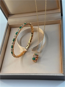 {{productViewItem.photos[photoViewList.activeNavIndex].Alt || productViewItem.photos[photoViewList.activeNavIndex].Description || 'Браслет BVLGARI'}}