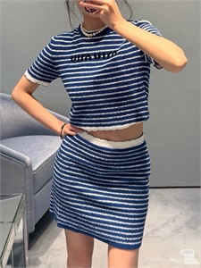 {{productViewItem.photos[photoViewList.activeNavIndex].Alt || productViewItem.photos[photoViewList.activeNavIndex].Description || 'Костюм MIU MIU'}}