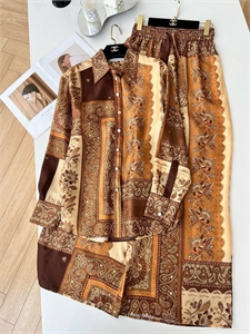 {{productViewItem.photos[photoViewList.activeNavIndex].Alt || productViewItem.photos[photoViewList.activeNavIndex].Description || 'Костюм ZIMMERMANN'}}
