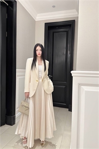 {{productViewItem.photos[photoViewList.activeNavIndex].Alt || productViewItem.photos[photoViewList.activeNavIndex].Description || 'Пиджак Schiaparelli'}}