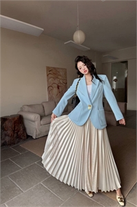 {{productViewItem.photos[photoViewList.activeNavIndex].Alt || productViewItem.photos[photoViewList.activeNavIndex].Description || 'Пиджак Schiaparelli'}}