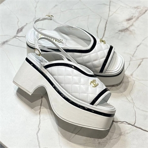 {{productViewItem.photos[photoViewList.activeNavIndex].Alt || productViewItem.photos[photoViewList.activeNavIndex].Description || 'Босоножки CHANEL'}}