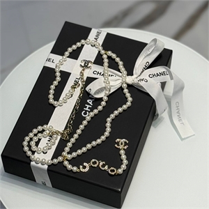 {{productViewItem.photos[photoViewList.activeNavIndex].Alt || productViewItem.photos[photoViewList.activeNavIndex].Description || 'Пояс CHANEL'}}