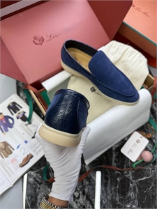 {{productViewItem.photos[photoViewList.activeNavIndex].Alt || productViewItem.photos[photoViewList.activeNavIndex].Description || 'Лоферы LP со вставками крокодила'}}