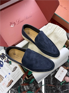 {{productViewItem.photos[photoViewList.activeNavIndex].Alt || productViewItem.photos[photoViewList.activeNavIndex].Description || 'Лоферы LP со вставками крокодила'}}