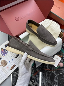 {{productViewItem.photos[photoViewList.activeNavIndex].Alt || productViewItem.photos[photoViewList.activeNavIndex].Description || 'Лоферы LP со вставками крокодила'}}