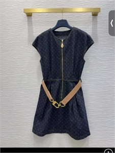 {{productViewItem.photos[photoViewList.activeNavIndex].Alt || productViewItem.photos[photoViewList.activeNavIndex].Description || 'Платье  LOUIS VUITTON'}}