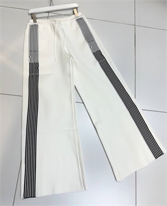 {{productViewItem.photos[photoViewList.activeNavIndex].Alt || productViewItem.photos[photoViewList.activeNavIndex].Description || 'Брюки DIOR'}}