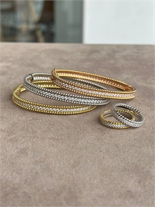 {{productViewItem.photos[photoViewList.activeNavIndex].Alt || productViewItem.photos[photoViewList.activeNavIndex].Description || 'Браслет Tiffany&amp;Co'}}