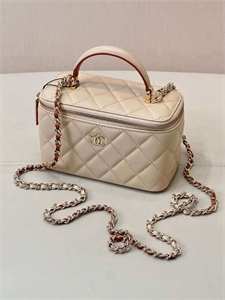 {{productViewItem.photos[photoViewList.activeNavIndex].Alt || productViewItem.photos[photoViewList.activeNavIndex].Description || 'Сумка CHANEL'}}