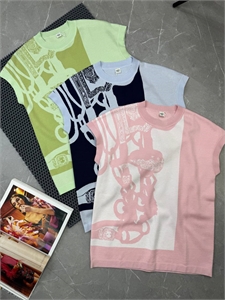 {{productViewItem.photos[photoViewList.activeNavIndex].Alt || productViewItem.photos[photoViewList.activeNavIndex].Description || 'Кофта HERMES'}}