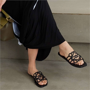 {{productViewItem.photos[photoViewList.activeNavIndex].Alt || productViewItem.photos[photoViewList.activeNavIndex].Description || 'Тапочки LOEWE'}}