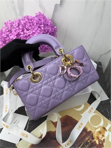 {{productViewItem.photos[photoViewList.activeNavIndex].Alt || productViewItem.photos[photoViewList.activeNavIndex].Description || 'Сумка CHANEL'}}