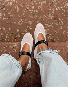 {{productViewItem.photos[photoViewList.activeNavIndex].Alt || productViewItem.photos[photoViewList.activeNavIndex].Description || 'Балетки MIU MIU'}}