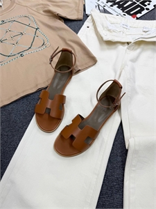 {{productViewItem.photos[photoViewList.activeNavIndex].Alt || productViewItem.photos[photoViewList.activeNavIndex].Description || 'Сандалии HERMES'}}