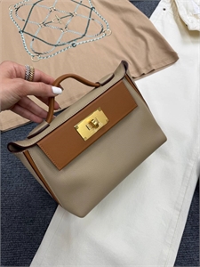 {{productViewItem.photos[photoViewList.activeNavIndex].Alt || productViewItem.photos[photoViewList.activeNavIndex].Description || 'Сумка HERMES'}}