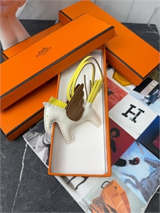 {{productViewItem.photos[photoViewList.activeNavIndex].Alt || productViewItem.photos[photoViewList.activeNavIndex].Description || 'Брелок HERMES'}}