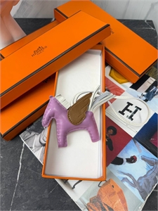 {{productViewItem.photos[photoViewList.activeNavIndex].Alt || productViewItem.photos[photoViewList.activeNavIndex].Description || 'Брелок HERMES'}}