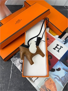 {{productViewItem.photos[photoViewList.activeNavIndex].Alt || productViewItem.photos[photoViewList.activeNavIndex].Description || 'Брелок HERMES'}}