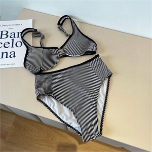 {{productViewItem.photos[photoViewList.activeNavIndex].Alt || productViewItem.photos[photoViewList.activeNavIndex].Description || 'Купальник FENDI'}}