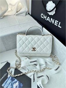 {{productViewItem.photos[photoViewList.activeNavIndex].Alt || productViewItem.photos[photoViewList.activeNavIndex].Description || 'Сумка CHANEL'}}
