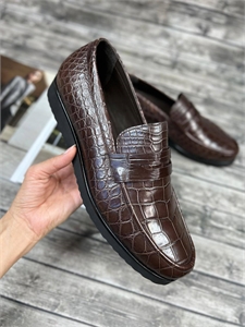 {{productViewItem.photos[photoViewList.activeNavIndex].Alt || productViewItem.photos[photoViewList.activeNavIndex].Description || 'Лоферы SR из кожи крокодила'}}