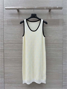{{productViewItem.photos[photoViewList.activeNavIndex].Alt || productViewItem.photos[photoViewList.activeNavIndex].Description || 'Платье GUCCI'}}