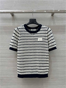{{productViewItem.photos[photoViewList.activeNavIndex].Alt || productViewItem.photos[photoViewList.activeNavIndex].Description || 'Кофта MIU MIU'}}