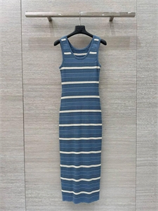 {{productViewItem.photos[photoViewList.activeNavIndex].Alt || productViewItem.photos[photoViewList.activeNavIndex].Description || 'Платье PRADA'}}