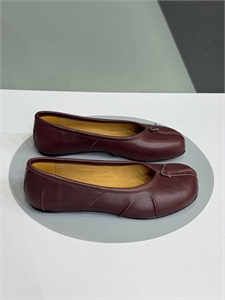 {{productViewItem.photos[photoViewList.activeNavIndex].Alt || productViewItem.photos[photoViewList.activeNavIndex].Description || 'Балетки MAISON MARGIELLA'}}