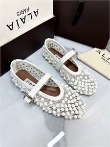 {{productViewItem.photos[photoViewList.activeNavIndex].Alt || productViewItem.photos[photoViewList.activeNavIndex].Description || 'Балетки ALAIA'}}