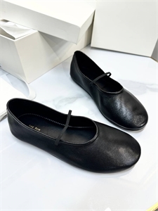 {{productViewItem.photos[photoViewList.activeNavIndex].Alt || productViewItem.photos[photoViewList.activeNavIndex].Description || 'Балетки THE ROW'}}