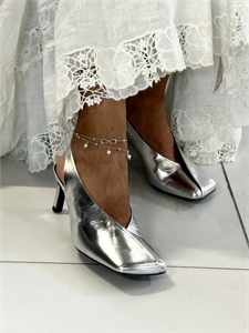 {{productViewItem.photos[photoViewList.activeNavIndex].Alt || productViewItem.photos[photoViewList.activeNavIndex].Description || 'Туфли JIL SANDER'}}